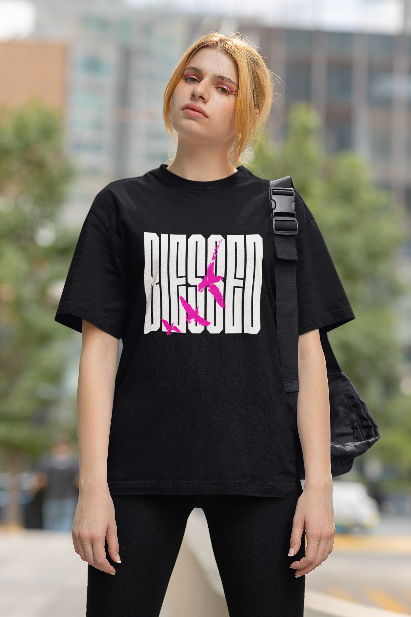 Playera Oversize de mujer con letras blessed y aves