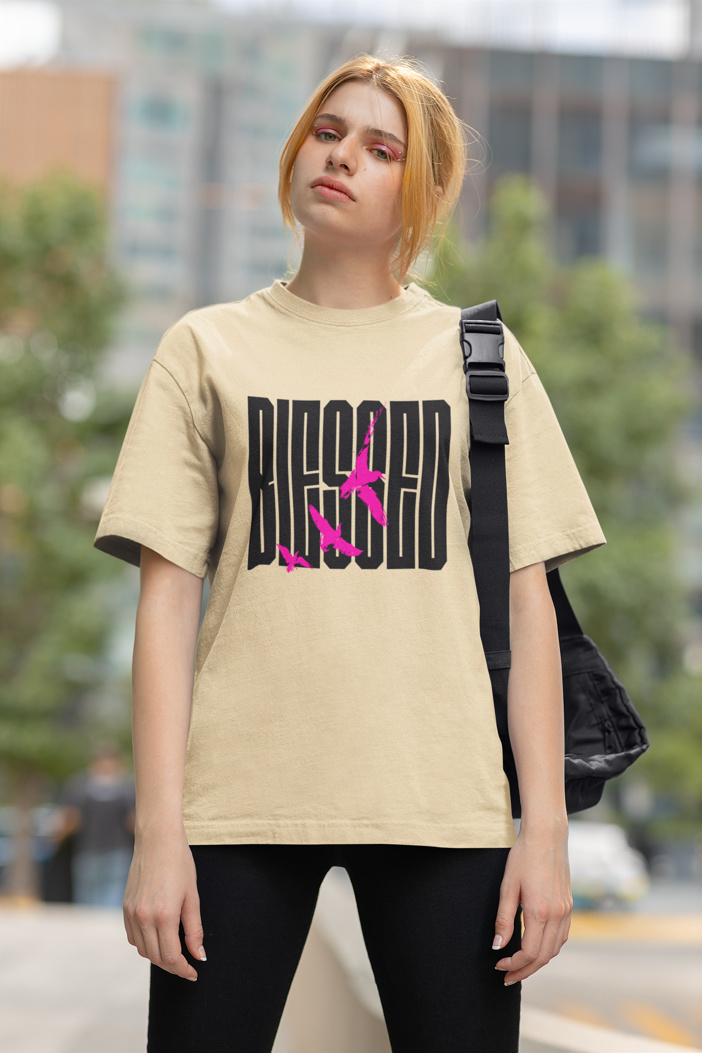 Playera Oversize de mujer con letras blessed y aves