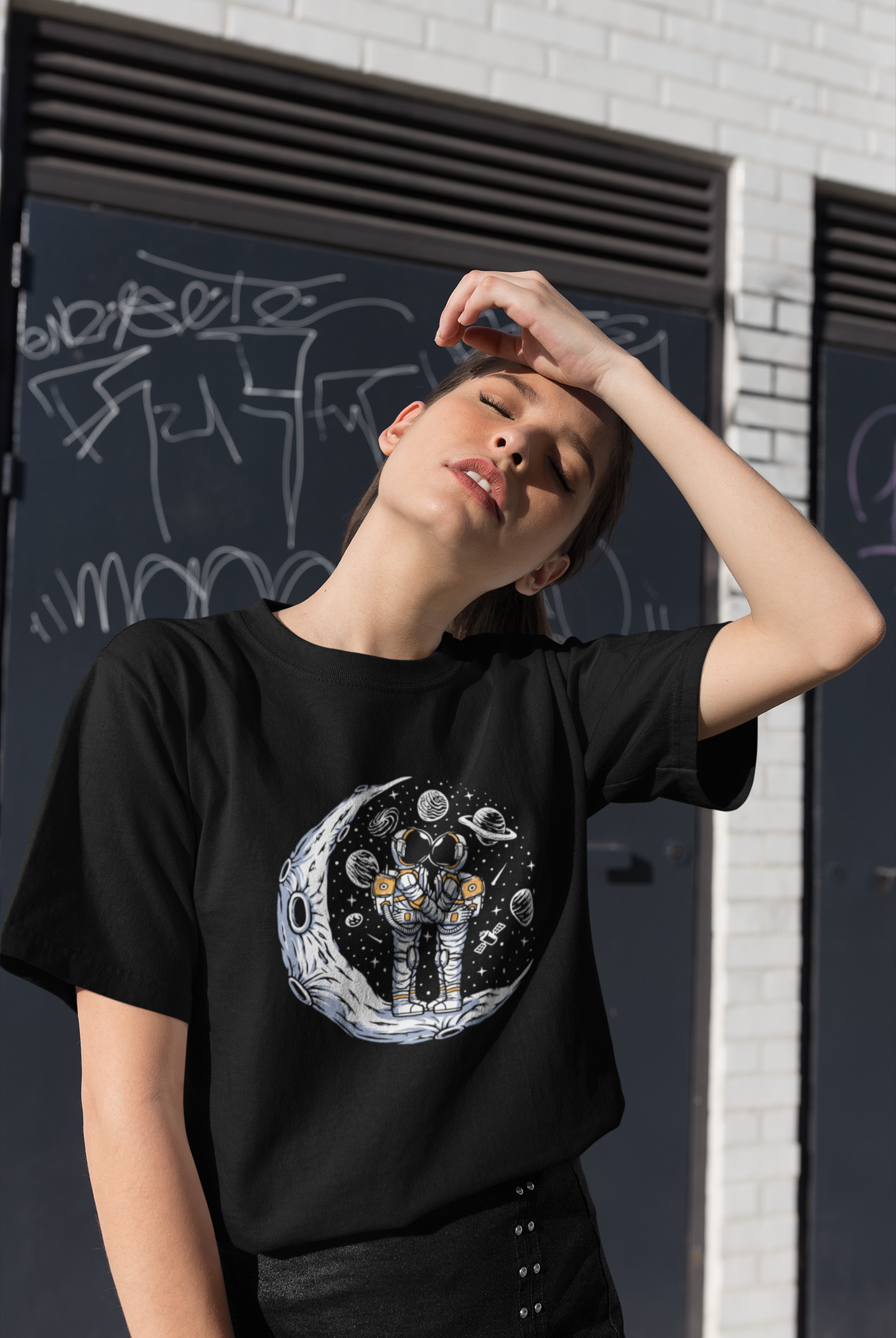 Playera de manga corta de mujer estampado de pareja astronauta con luna