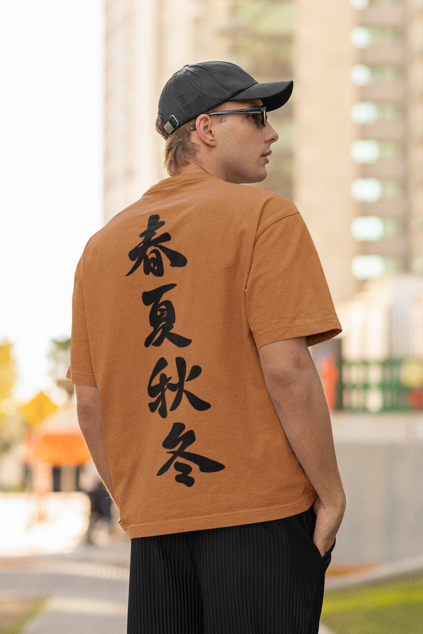 Playera Oversize de hombre con letras chinas