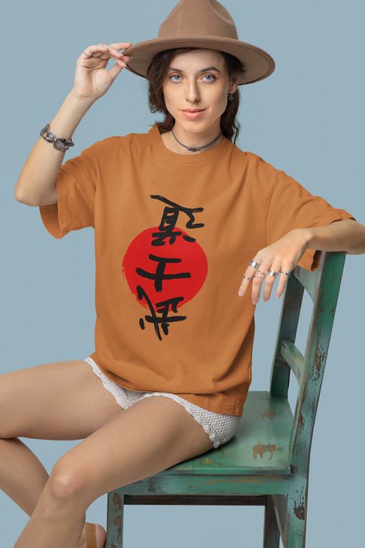 Playera Oversize de mujer con estampado de letras japonesas