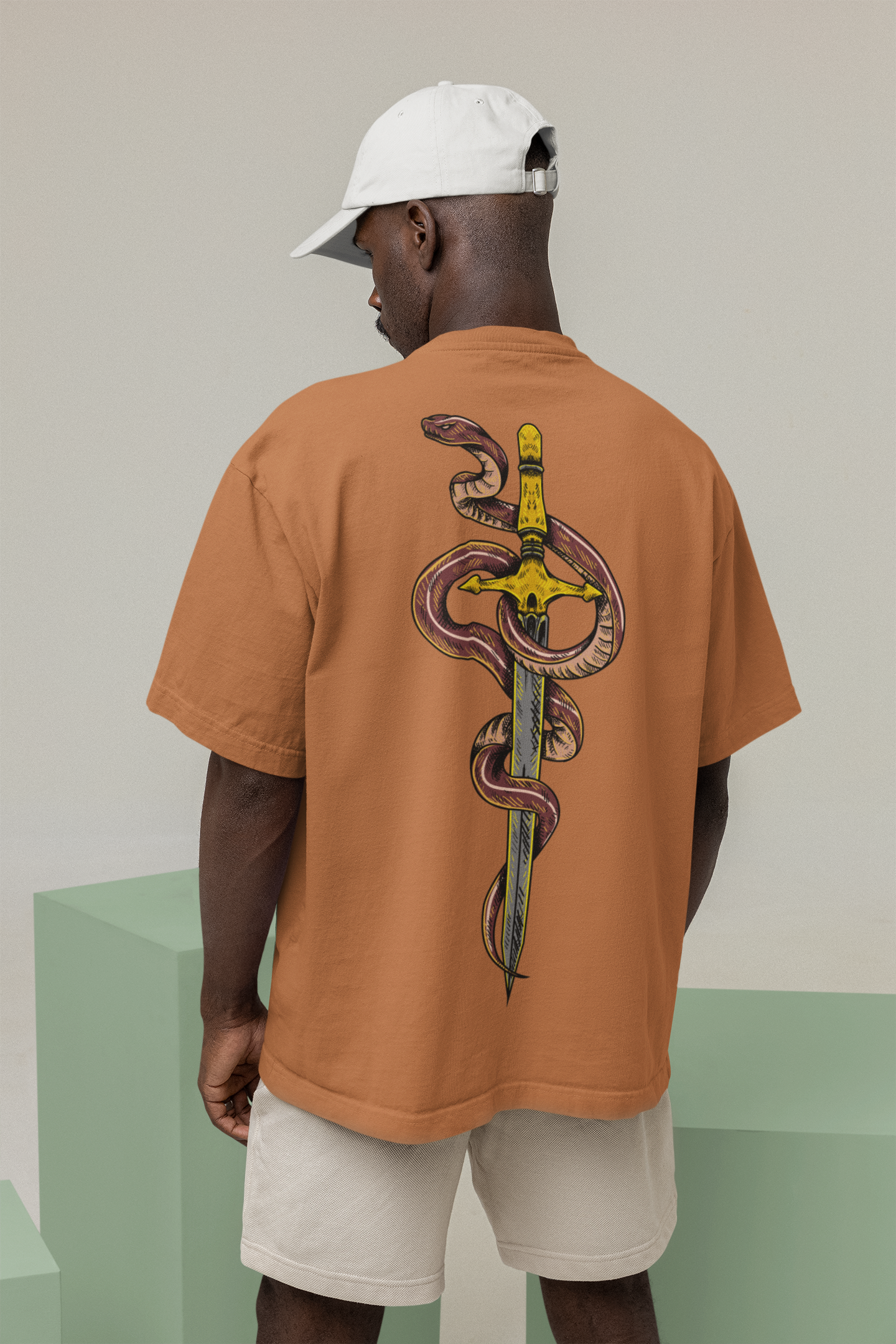 Playera Oversize de hombre con estampado de espada con serpiente