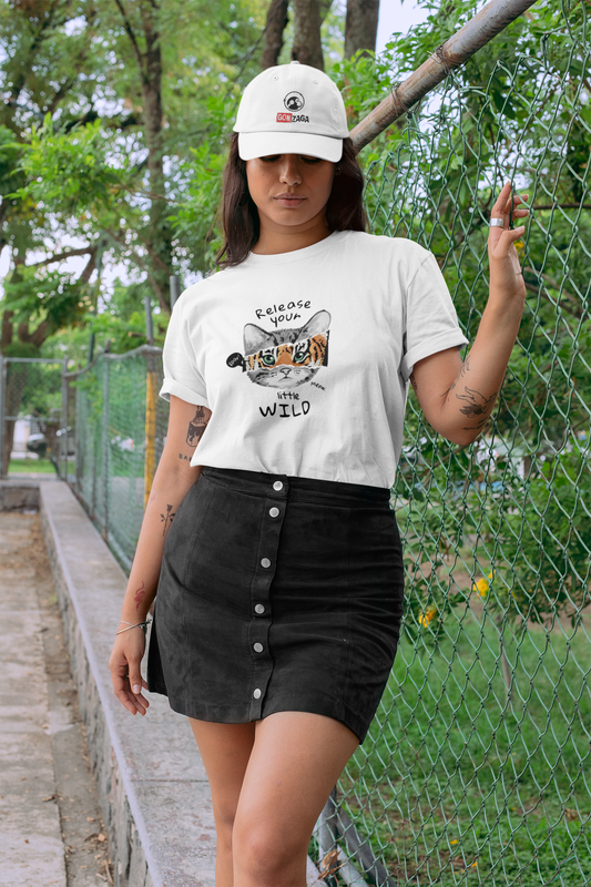 Playera de manga corta de mujer con letras y gato