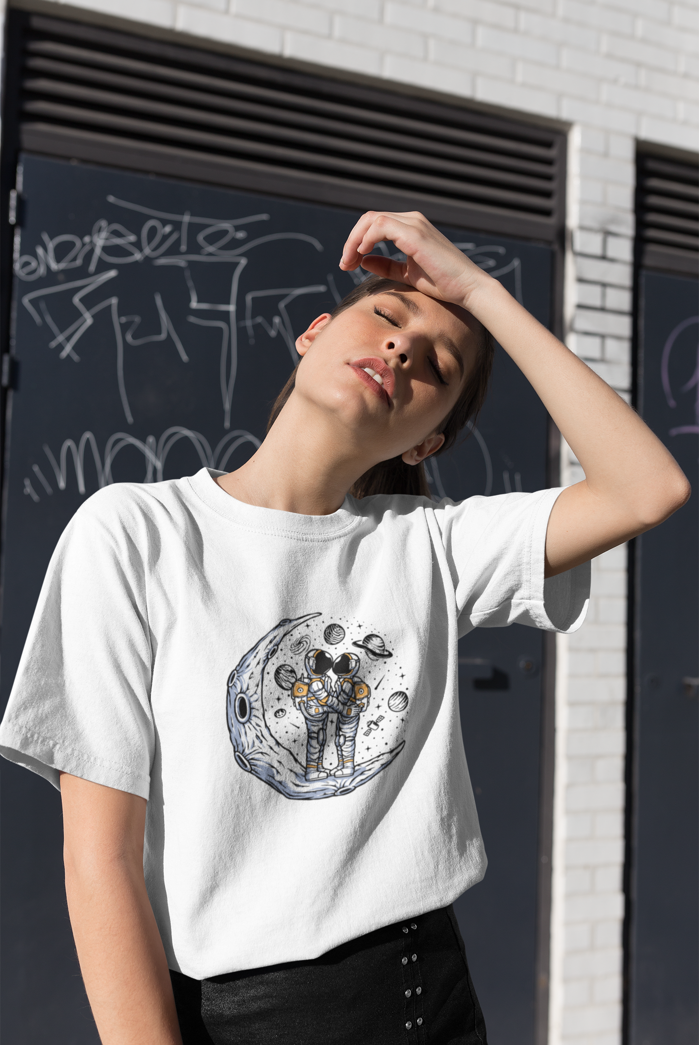 Playera de manga corta de mujer estampado de pareja astronauta con luna